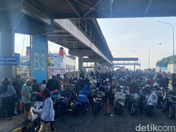 Ribuan Pemudik di Padangbai Antre 7 Jam Belum Dapat Kapal