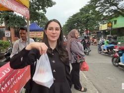 Arumi Bachsin War Takjil di Semarang, Ini Jajanan yang Diborong!