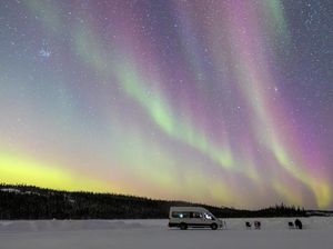 Aurora Borealis Hiasi Langit Malam Kanada