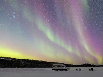 Aurora Borealis Hiasi Langit Malam Kanada