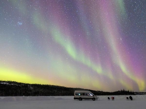 Aurora Borealis Hiasi Langit Malam Kanada