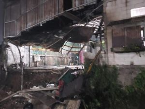 Hujan Deras, Talud Rumah di Ngaliyan Semarang Ambrol