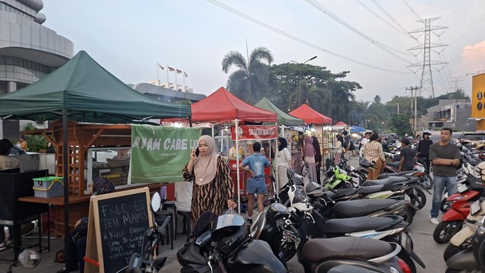 Potret Serunya War Takjil di GDC Depok: Makin Sore Makin Ramai