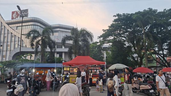 Potret Serunya War Takjil di GDC Depok: Makin Sore Makin Ramai