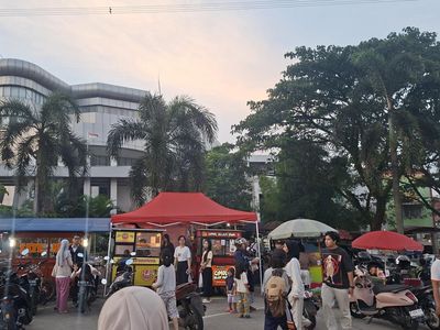 Potret Serunya War Takjil di GDC Depok: Makin Sore Makin Ramai
