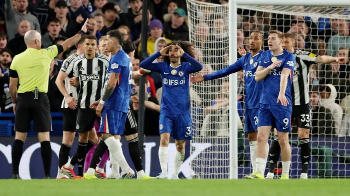 Soccer Football - Premier League - Chelsea v Newcastle United - Stamford Bridge, London, Britain - March 14, 2026 Chelseas Marc Cucurella, Joao Pedro and Liam Delap appeal for handball to referee Paul Tierney Action Images via Reuters/John Sibley ED