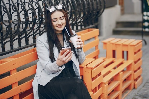 Ciri kepribadian orang yang proaktif terlihat dari kebiasaan mereka mengambil inisiatif dalam komunikasi/Foto: Freepik/prostooleh Ciri kepribadian orang yang proaktif terlihat dari kebiasaan mereka mengambil inisiatif dalam komunikasi. Mereka tidak menunggu orang lain memulai percakapan dan lebih memilih langsung bertindak. Sikap ini membantu menjaga hubungan tetap hangat dan terasa dekat.