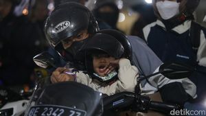 Ekspresi Anak-anak Ikut Mudik Naik Motor