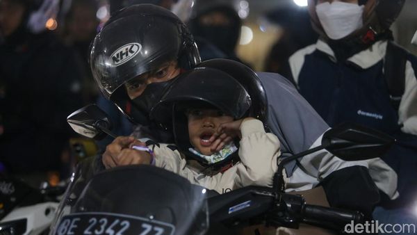 Ekspresi Anak-anak Ikut Mudik Naik Motor