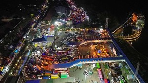 Foto Udara Antrean Kendaraan Pemudik Padati Pelabuhan Gilimanuk