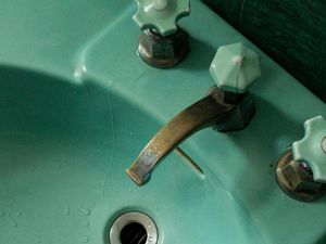 Cara Hilangkan Karat pada Perlengkapan Kamar Mandi, Yuk Dicoba!