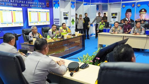 Kepala Korps Lalu Lintas (Kakorlantas) Polri Irjen Agus Suryonugroho memantau situasi pergerakan Operasi Ketupat 2026 di Pos Terpadu, Rest Area KM 57, Cikampek, Minggu (15/3/2026).