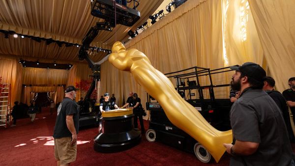 Jelang Oscar 2026, Patung Ikonik Dipasang di Karpet Merah