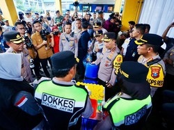 Kapolri Pantau Mudik di Terminal Purabaya: Tinjau Ramp Check hingga Tes Urine Sopir