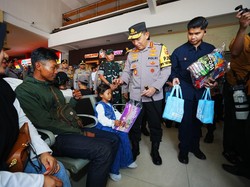Kapolri Pantau Mudik di Stasiun Surabaya Gubeng: Sapa Penumpang, Bagikan Bingkisan
