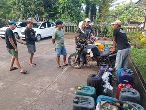 Antrean BBM Mengular Berhari-hari di Kalbar: Ricuh hingga Ditangkap