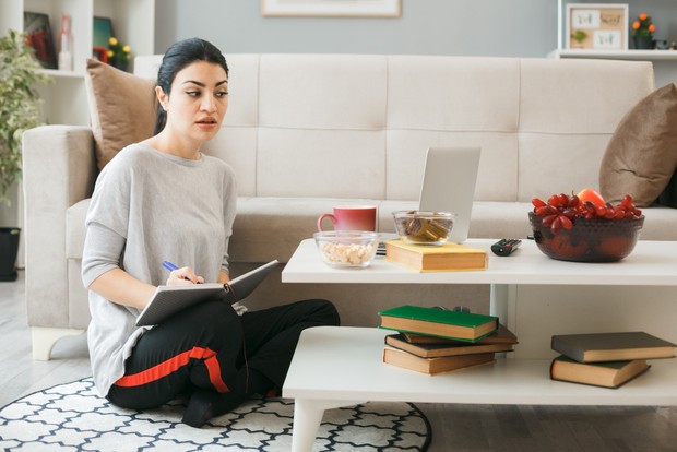 Kebiasaan sarapan pagi sering menjadi tanda bahwa seseorang menghargai struktur dan rutinitas. Memulai hari dengan pola yang konsisten memberikan rasa stabil di tengah ketidakpastian. Orang dengan kebiasaan ini cenderung lebih disiplin dan teratur dalam menjalani aktivitas sehari-hari.