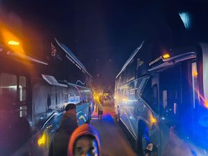 Bus Tabrak Bus di Sumbawa gegara Lomba Lari Liar di Tengah Jalan