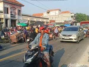 Volume Kendaraan Mulai Meningkat, Pasar Camplong Sampang Sempat Macet
