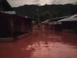 Banjir Landa Permukiman Warga di Tapteng karena Tanggul Sungai Jebol
