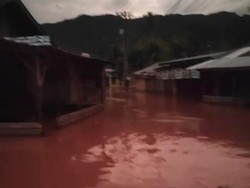 Banjir Landa Permukiman Warga di Tapteng karena Tanggul Sungai Jebol