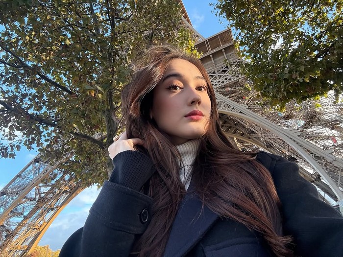 Foto Liburan Laura Moane di Paris, Modis Banget!