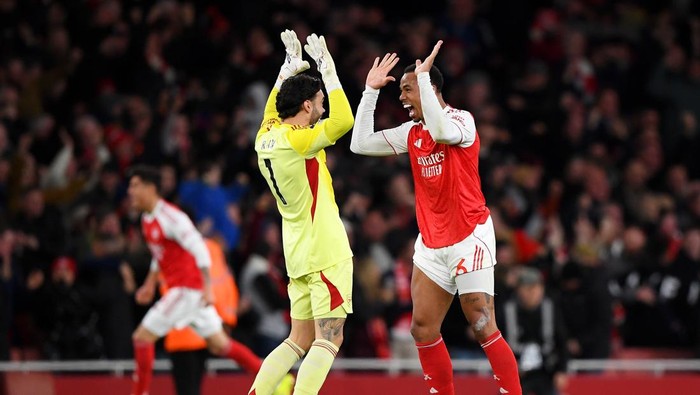 LONDON, ENGLAND - MARCH 14: David Raya and Gabriel of Arsenal celebrate after Viktor Gyoekeres of Arsenal (not pictured) scores his teams first goal during the Premier League match between Arsenal and Everton at Emirates Stadium on March 14, 2026 in