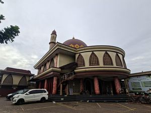 Merah-merah Masjid Baiturrahman di Depok