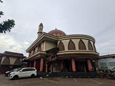 Merah-merah Masjid Baiturrahman di Depok