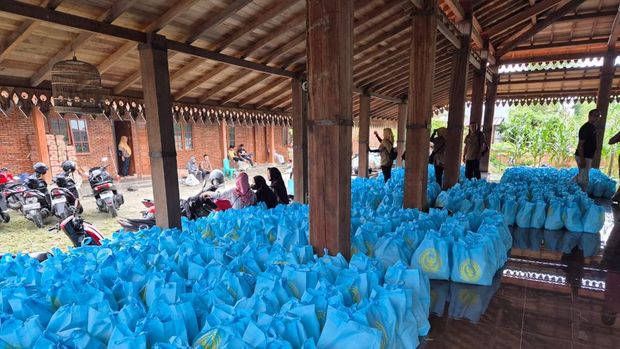 Menteri Imigrasi dan Pemasyarakatan (Imipas) Agus Andrianto kembali membagikan paket bantuan sosial