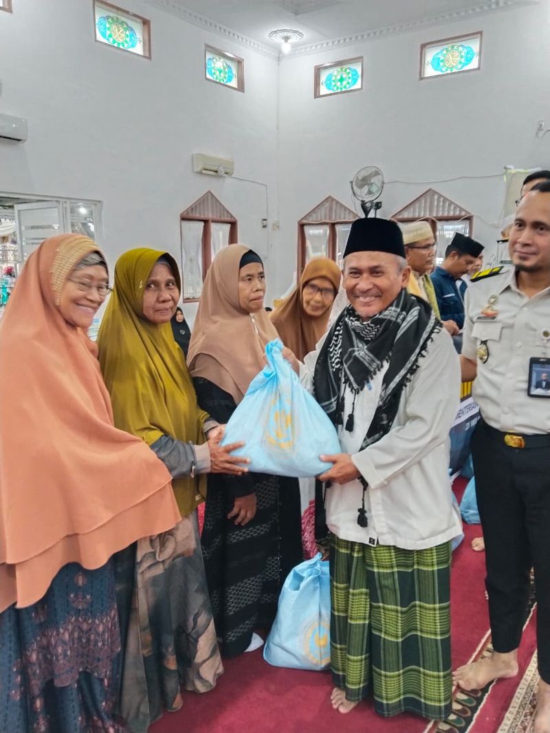 Menteri Imigrasi dan Pemasyarakatan (Imipas) Agus Andrianto kembali membagikan paket bantuan sosial