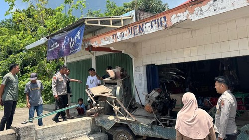 Mobil penggiling padi keliling menabrak sebuah toko di Desa Calabai, Kecamatan Pekat, Kabupaten Dompu, NTB, Minggu (15/3/2026). (Foto: Dok. istimewa)