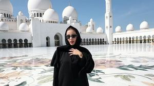 Visual Momo Pakai Abaya dan Kerudung di Masjid Sheikh Zayed Abu Dhabi