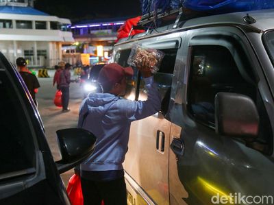 Pedagang Asongan Berburu Rezeki di Antrean Pemudik Merak