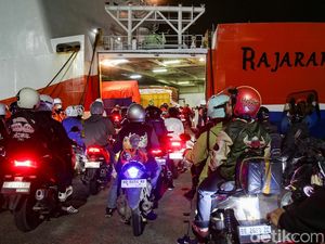 Pemudik Motor Padati Pelabuhan Ciwandan Saat Dini Hari