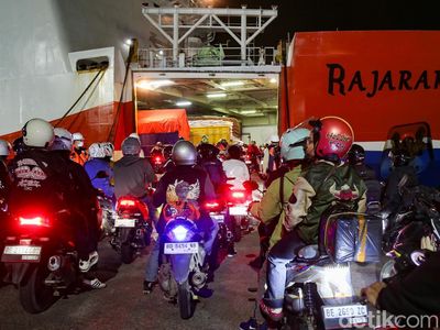 Pemudik Motor Padati Pelabuhan Ciwandan Saat Dini Hari
