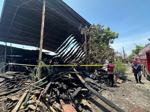 Kebakaran Hebat Gudang Mebel di Kuta Utara, Kerugian Capai Rp 5 Miliar