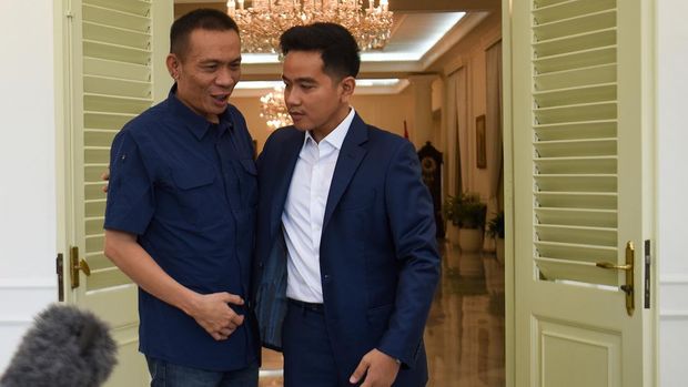 Wakil Presiden Gibran Rakabuming Raka (kanan) memeluk Ahli Digital Forensik Rismon Sianipar (kiri) usai menerima dan menggelar pertemuan di Istana Wakil Presiden, Jakarta, Jumat (13/3/2026). Pertemuan tersebut dilakukan dalam rangka menyampaikan klarifikasi sekaligus permintaan maaf secara langsung kepada Wapres terkait tudingan ijazah palsu terhadap Presiden ke-7 RI Joko Widodo dan setelah melakukan kajian lanjutan secara mendalam terhadap data dan dokumen yang ada, Rismon menyimpulkan bahwa ijazah tersebut adalah asli. ANTARA FOTO/Indrianto Eko Suwarso/foc.