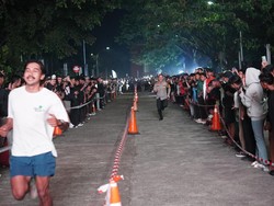 Polisi Fasilitasi Lomba Lari Muda-mudi Jelang Sahur di Pakansari Bogor