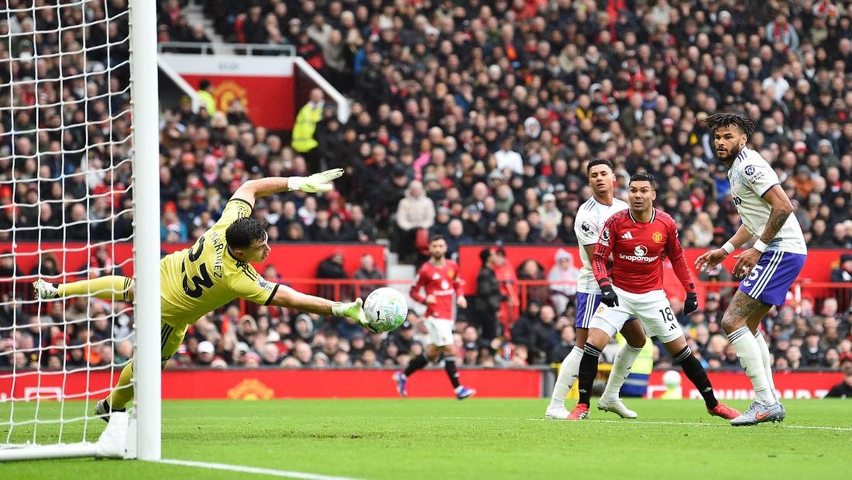 Laga babak pertama antara MU vs Aston Villa masih tanpa gol. (Foto: REUTERS/Peter Powell)