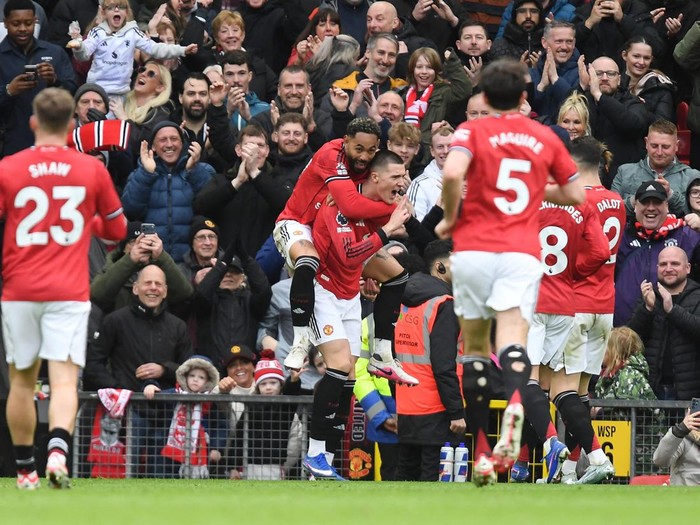 Soccer Football - Premier League - Manchester United v Aston Villa - Old Trafford, Manchester, Britain - March 15, 2026 Manchester Uniteds Benjamin Sesko celebrates scoring their third goal with Matheus Cunha REUTERS/Peter Powell EDITORIAL USE ONLY.