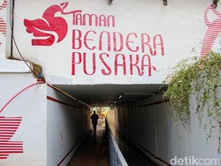 Serunya Warga Piknik Bawa Tikar Hingga Kue Lebaran di Taman Bendera Pusaka