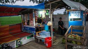 Warung Pinggir Jalan Karawang Siap Sambut Pemudik, Sawah Hijau Jadi Bonus