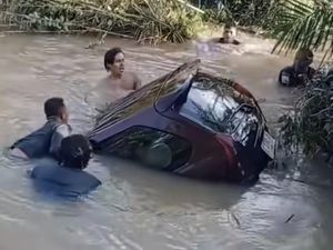 Video: Mobil Travel Terjun ke Sungai di Musi Rawas, Sopir dan Penumpang Tewas