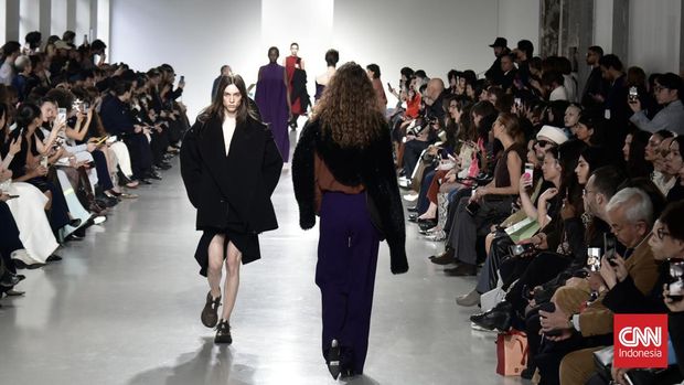 Para model berjalan di catwalk Paris Fashion Week Womenswear Fall/Winter 2026 di Prancis.