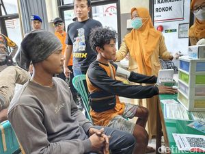 Video Kondisi 5 ABK 12 Jam Terombang-Ambing Seusai Kapal Karam di Trenggalek