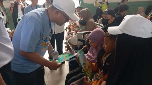 Potret Mendikdasmen Bagi-bagi Buku Gratis di Stasiun Pasar Senen untuk Pemudik