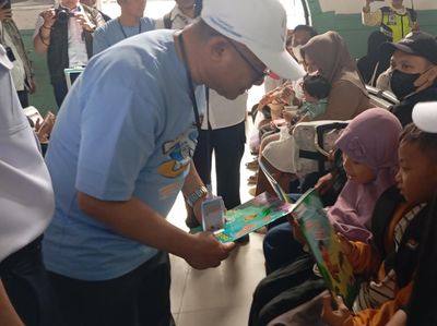Potret Mendikdasmen Bagi-bagi Buku Gratis di Stasiun Pasar Senen untuk Pemudik