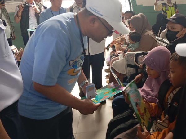 Potret Mendikdasmen Bagi-bagi Buku Gratis di Stasiun Pasar Senen untuk Pemudik