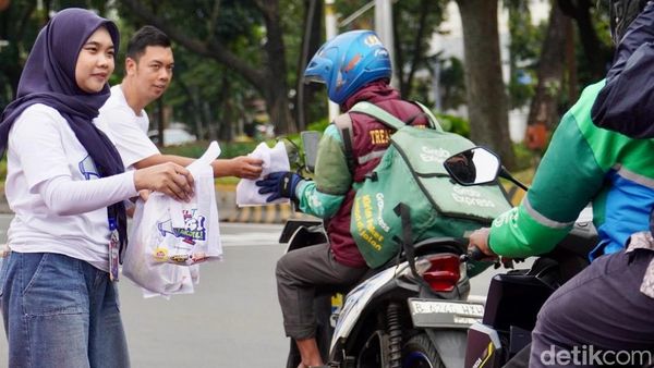 Aksi Berbagi Takjil Gratis di Bulan Ramadan Penuh Berkah